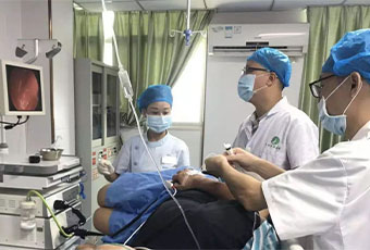 深圳万丰医院成功完成首例内镜下结肠粘膜肿瘤切除术(EMR)