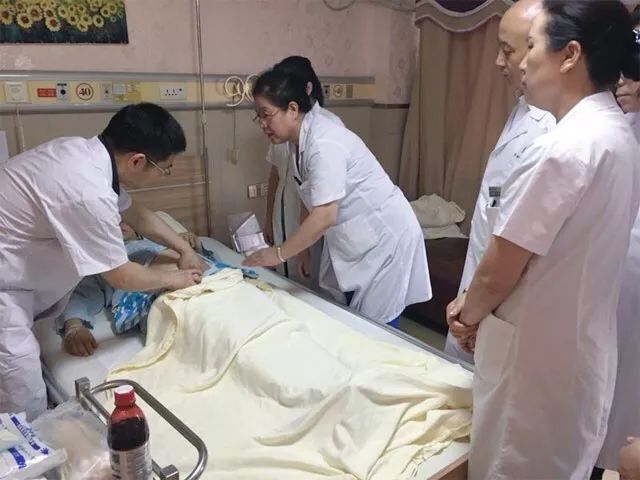 严守医疗质量“生命线”——深圳万丰医院邀上级领导来院开展行政查房