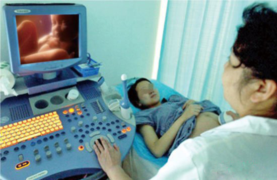 女性怀孕八个月胎儿发育多大了？
