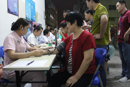 深圳万丰医院医护人员为职工认真的测量血压