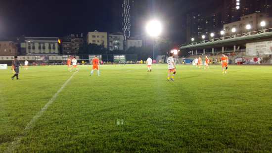 足球赛现场拼搏