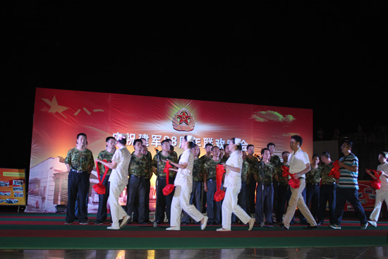 为老兵带大红花