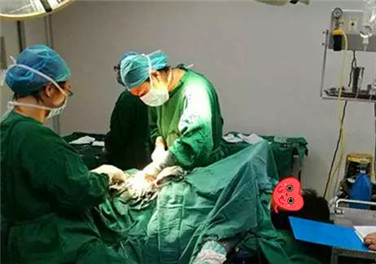 产妇突发脐带脱垂，医生为新生命托举“生命纽带”