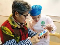 三千多元，老人在医院数了近半个小时，接下来的一幕让人感动……